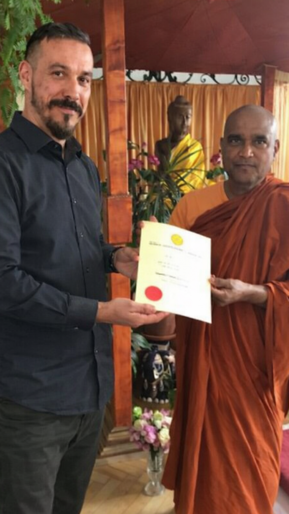 Überreichung des „Diploma Eximination in Buddhism“ der Buddhist and Pali University Sri Lanka durch den Ehrwürdigen Bhante Seelawansa